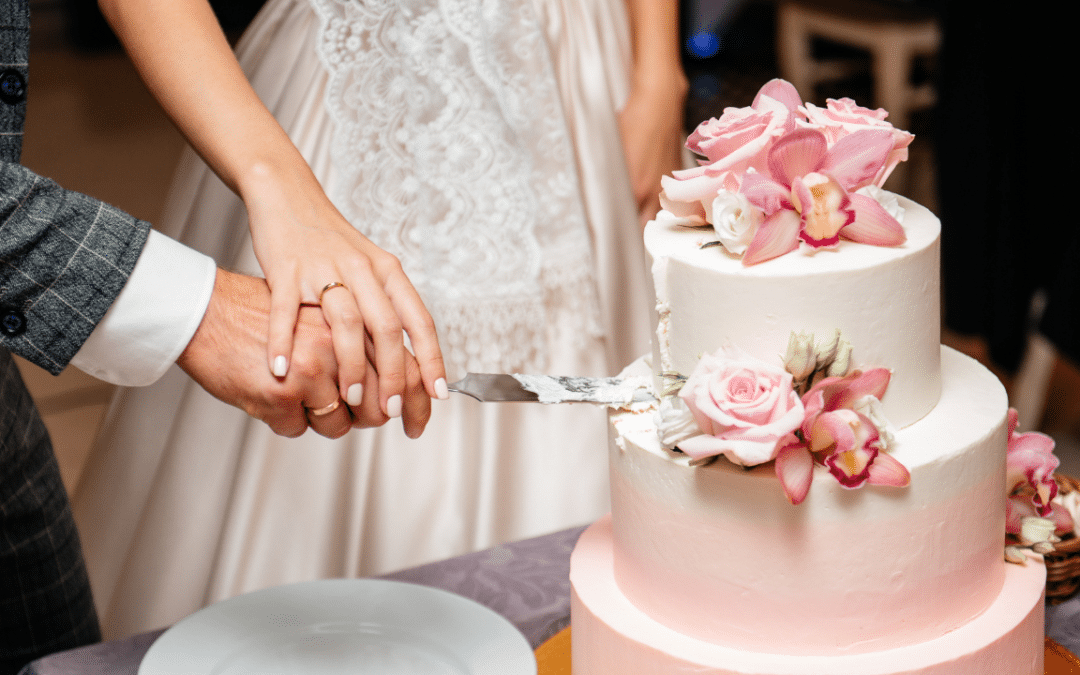 How Can Custom Wedding Cake Designs Reflect a Couple’s Unique Story?