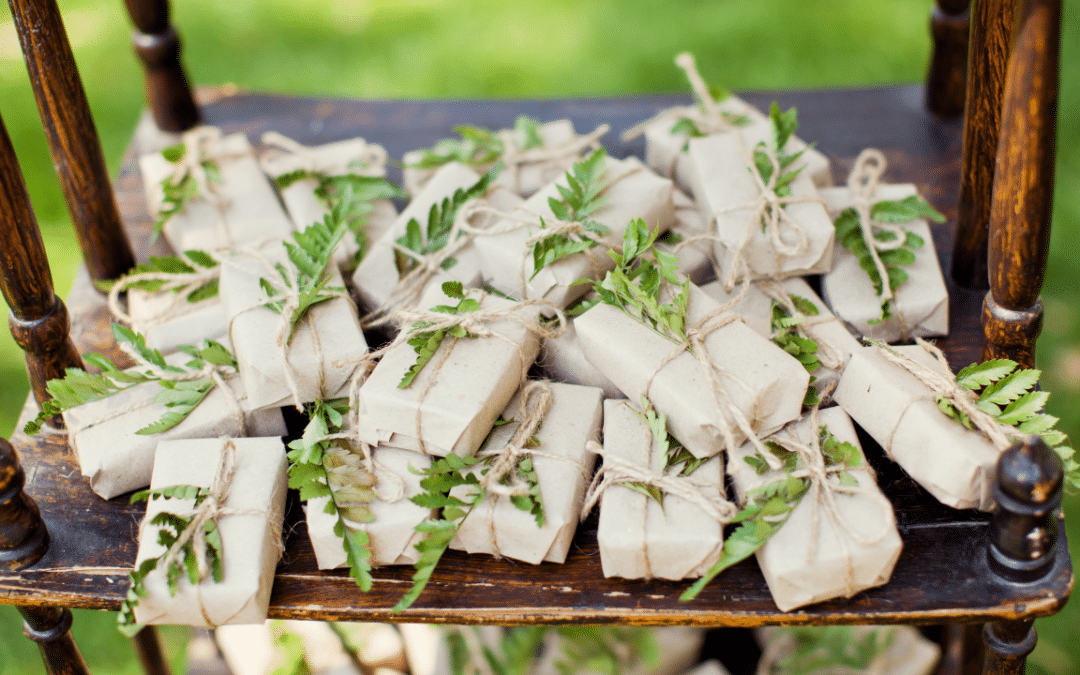 What Are Elegant and Thoughtful Methods to Gift Money as a Wedding Present?