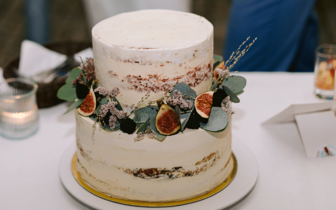Can Ordering a Wedding Cake Online Be as Personal and Detailed as a Local Bakery Experience?